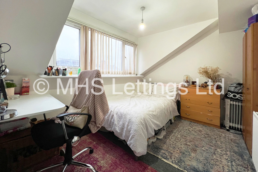 Photo of 4 Bedroom Mid Terraced House in 7 Welton Place, Leeds, LS6 1EW