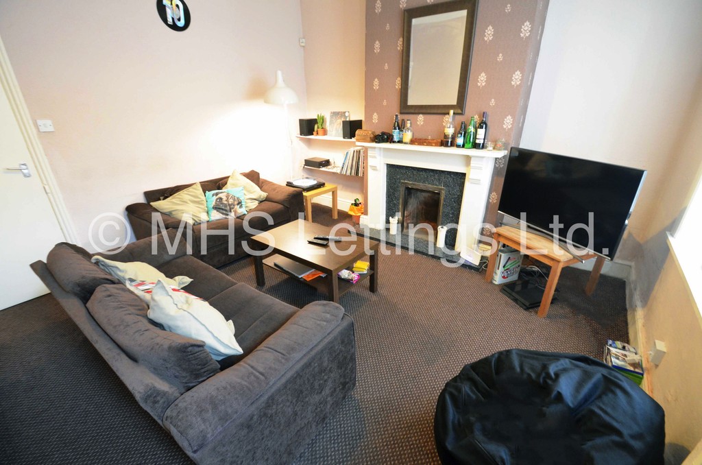 Photo of 4 Bedroom Mid Terraced House in 7 Welton Place, Leeds, LS6 1EW