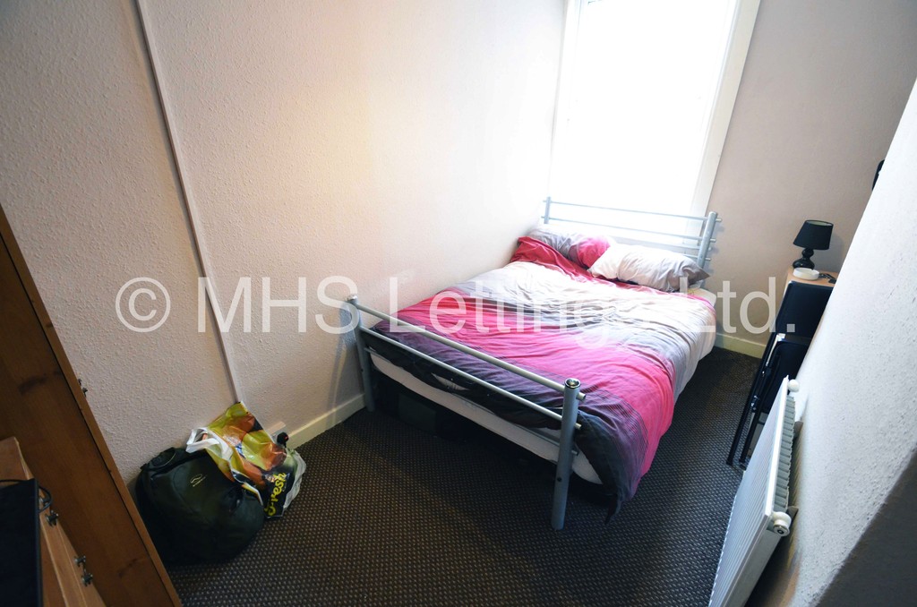 Photo of 4 Bedroom Mid Terraced House in 7 Welton Place, Leeds, LS6 1EW