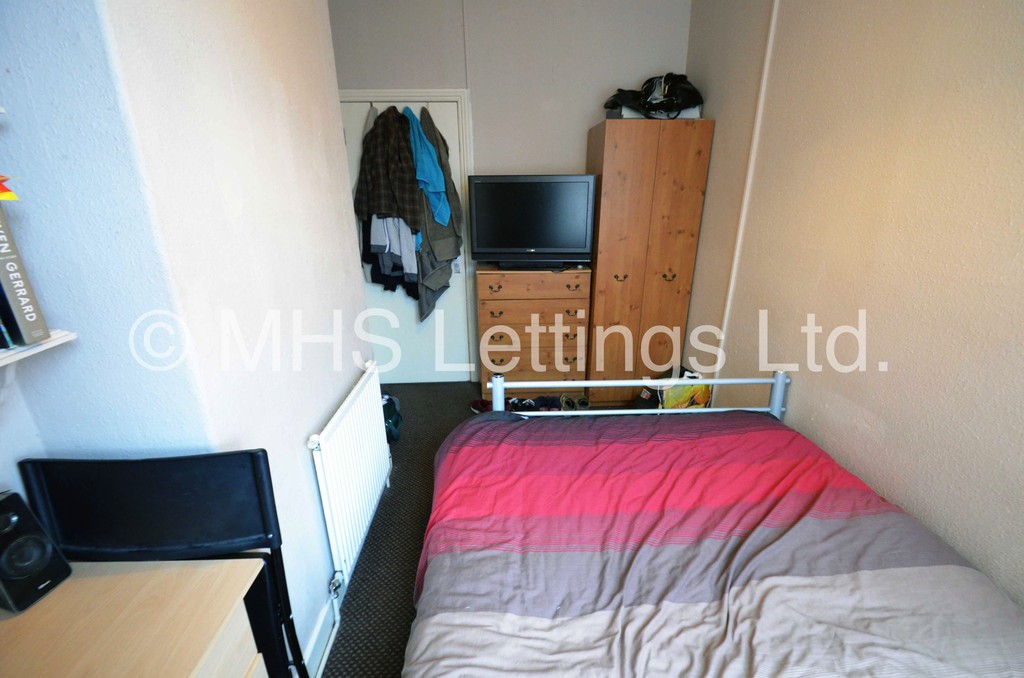 Photo of 4 Bedroom Mid Terraced House in 7 Welton Place, Leeds, LS6 1EW