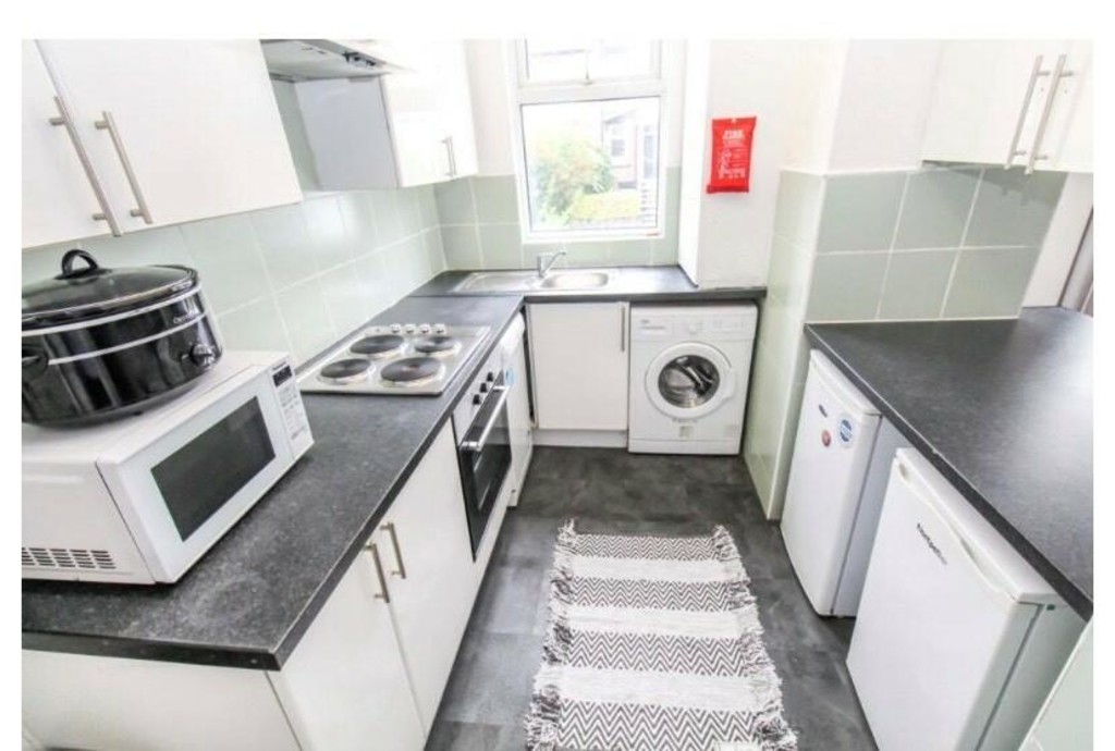 Photo of 5 Bedroom Mid Terraced House in 22 St. Anns Mount, Leeds, LS4 2PH