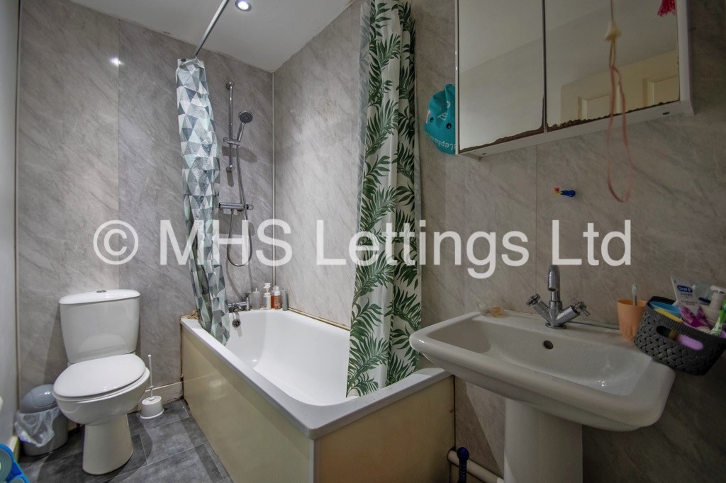 Photo of 4 Bedroom Apartment in 1st Floor Flat, 146a Woodsley Road, Universities, Leeds, LS2 9LZ