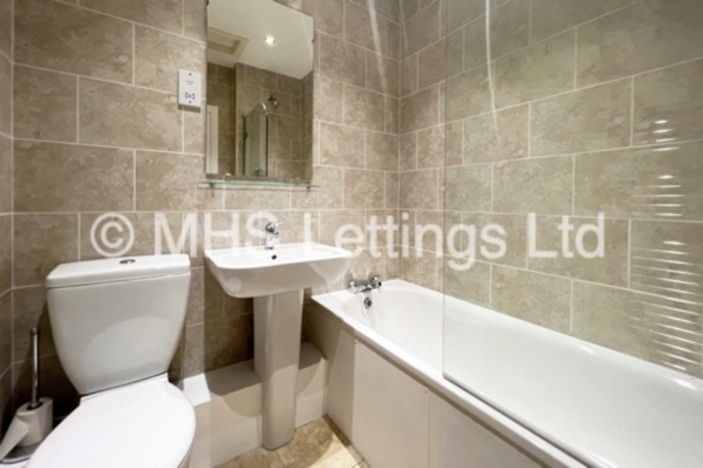 Photo of 2 Bedroom Flat in Flat 3, 145 Victoria Road, Leeds, LS6 1DU