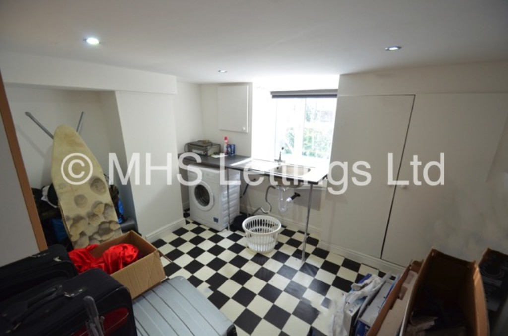 Photo of 4 Bedroom Mid Terraced House in 16 Mayville Street, Leeds, LS6 1ND