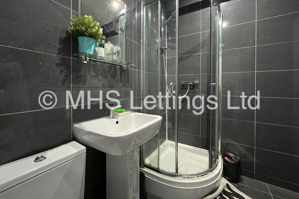 Photo of 4 Bedroom Mid Terraced House in 16 Mayville Street, Leeds, LS6 1ND