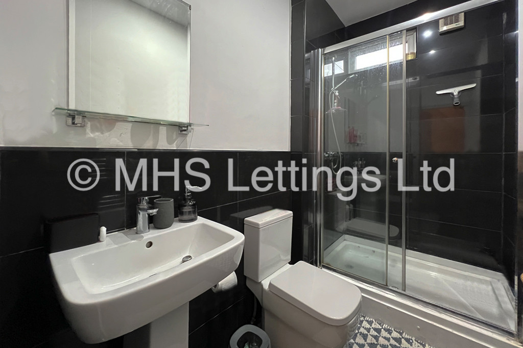 Photo of 4 Bedroom Mid Terraced House in 16 Mayville Street, Leeds, LS6 1ND