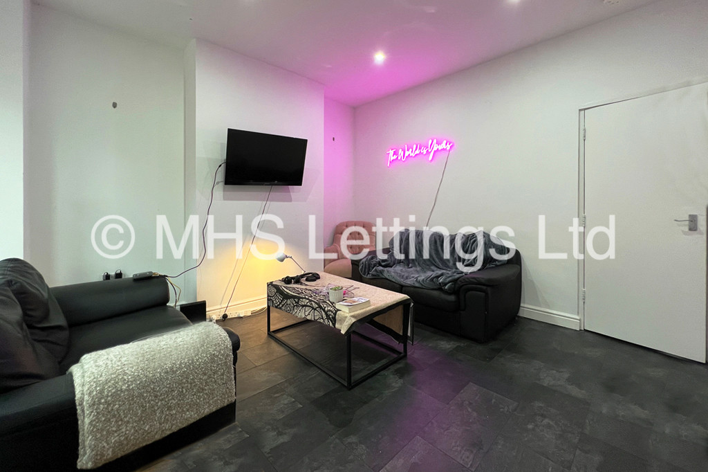 Photo of 4 Bedroom Mid Terraced House in 16 Mayville Street, Leeds, LS6 1ND