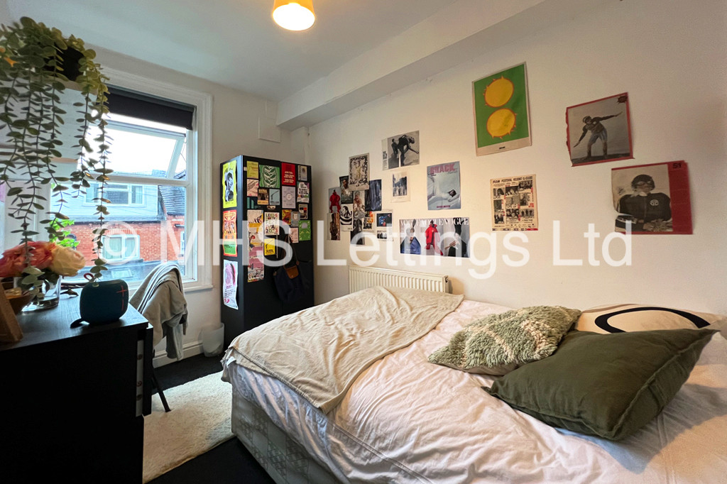 Photo of 4 Bedroom Mid Terraced House in 16 Mayville Street, Leeds, LS6 1ND