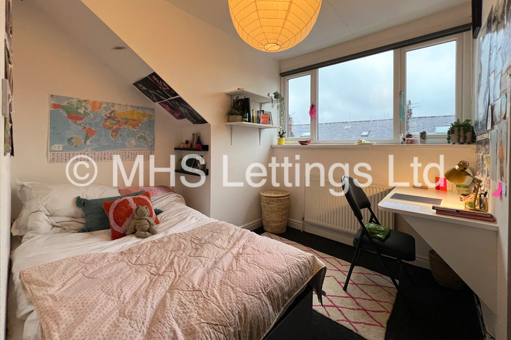 Photo of 4 Bedroom Mid Terraced House in 16 Mayville Street, Leeds, LS6 1ND