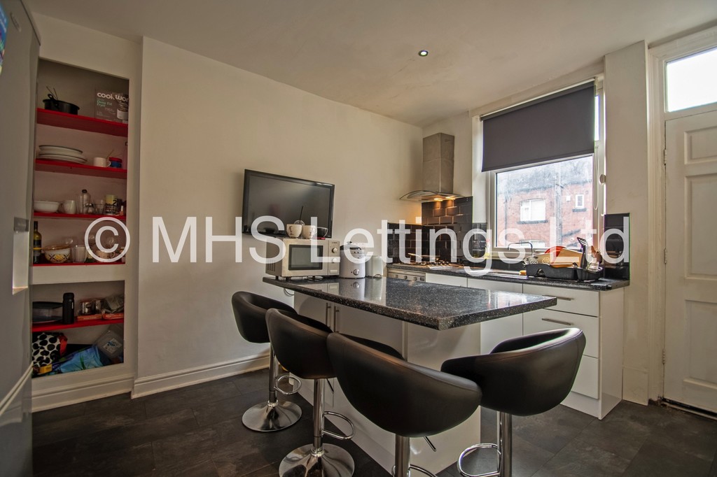 Photo of 4 Bedroom Mid Terraced House in 16 Mayville Street, Leeds, LS6 1ND
