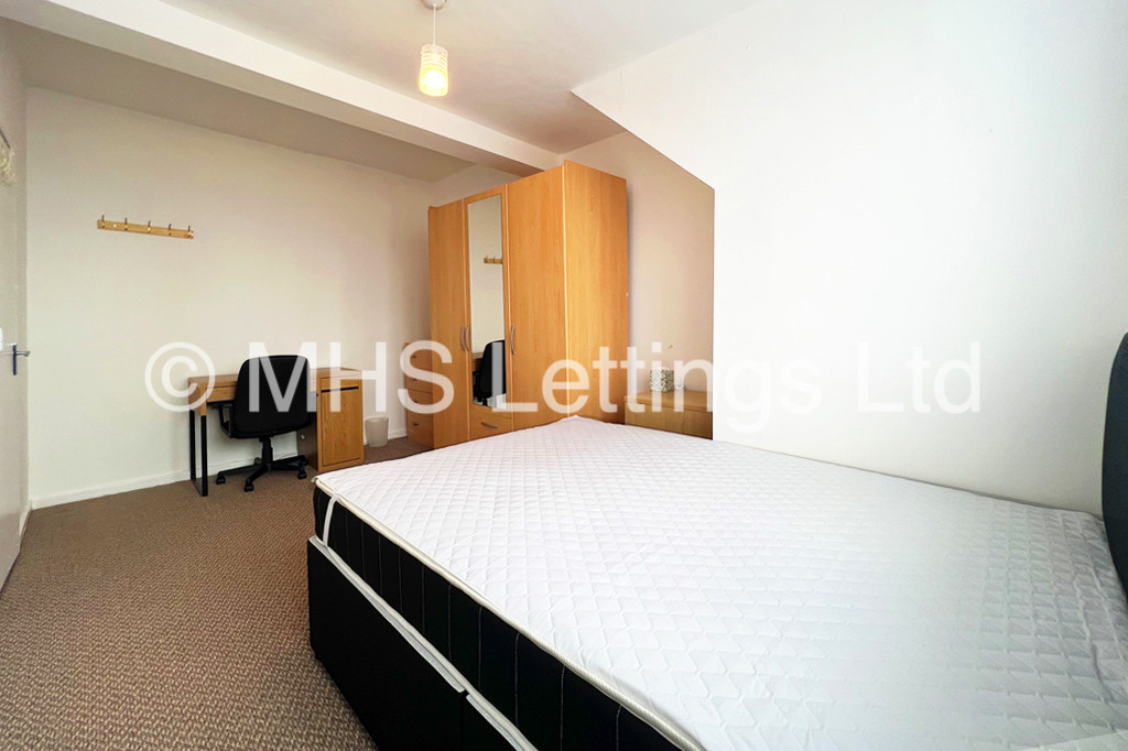 Photo of 3 Bedroom Mid Terraced House in 22 Royal Park Grove, Leeds, LS6 1HQ