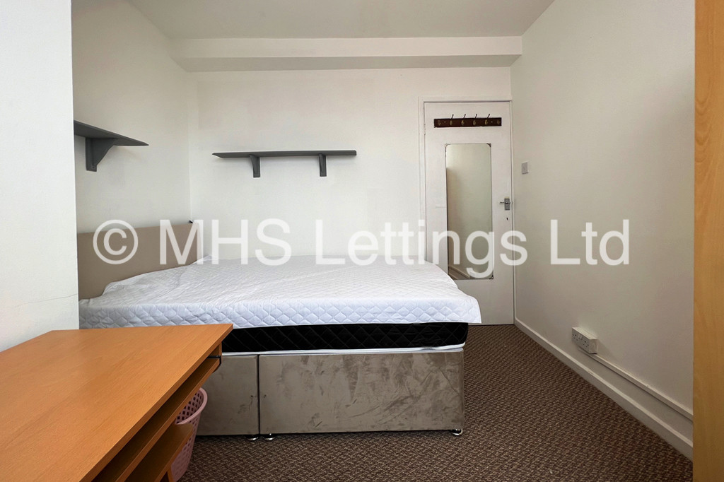 Photo of 3 Bedroom Mid Terraced House in 22 Royal Park Grove, Leeds, LS6 1HQ