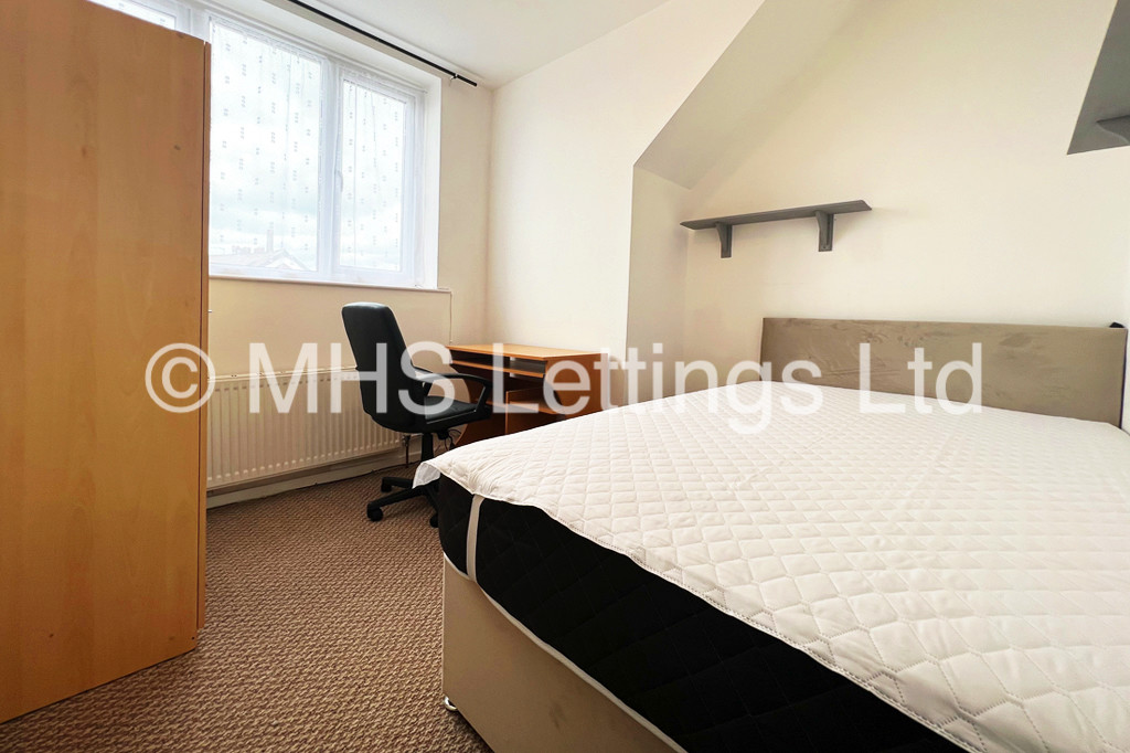 Photo of 3 Bedroom Mid Terraced House in 22 Royal Park Grove, Leeds, LS6 1HQ
