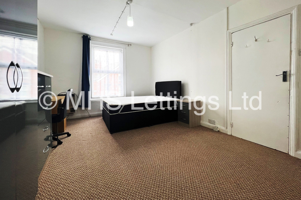Photo of 3 Bedroom Mid Terraced House in 22 Royal Park Grove, Leeds, LS6 1HQ