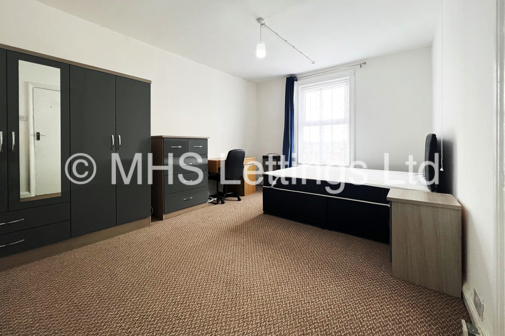 Photo of 3 Bedroom Mid Terraced House in 22 Royal Park Grove, Leeds, LS6 1HQ