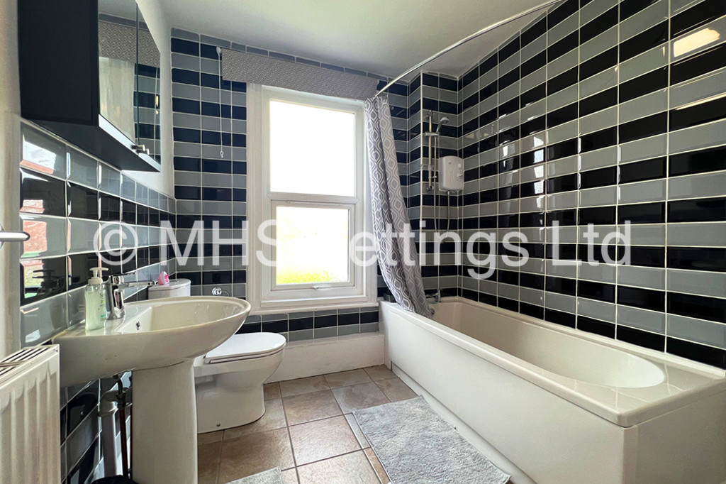 Photo of 3 Bedroom Mid Terraced House in 22 Royal Park Grove, Leeds, LS6 1HQ
