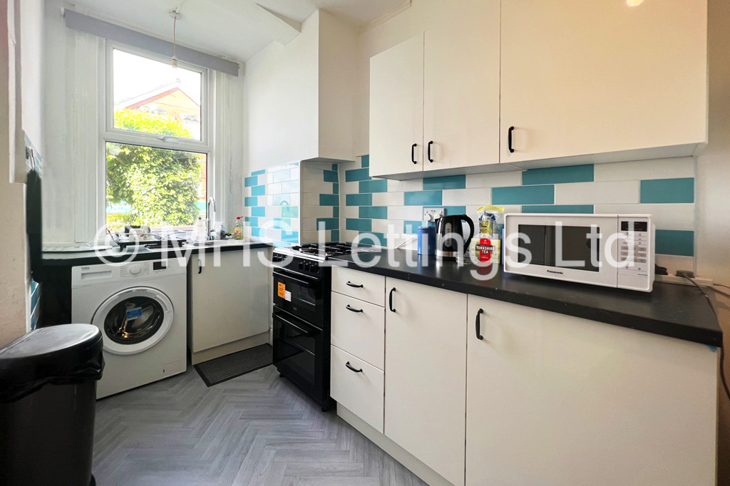 Photo of 3 Bedroom Mid Terraced House in 22 Royal Park Grove, Leeds, LS6 1HQ