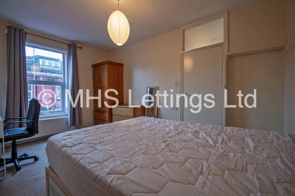 Photo of 2 Bedroom Mid Terraced House in 9 Knowle Grove, Leeds, LS4 2PN
