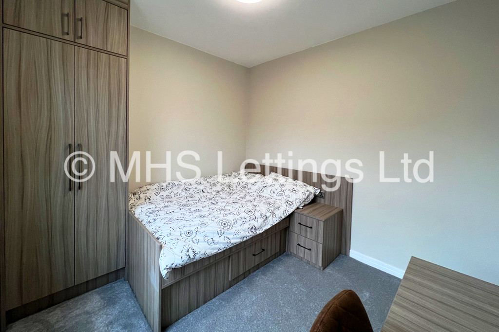 Photo of 4 Bedroom Mid Terraced House in 27 Royal Park Road, Leeds, LS6 1JJ