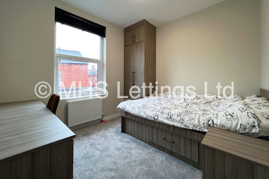 Photo of 4 Bedroom Mid Terraced House in 27 Royal Park Road, Leeds, LS6 1JJ