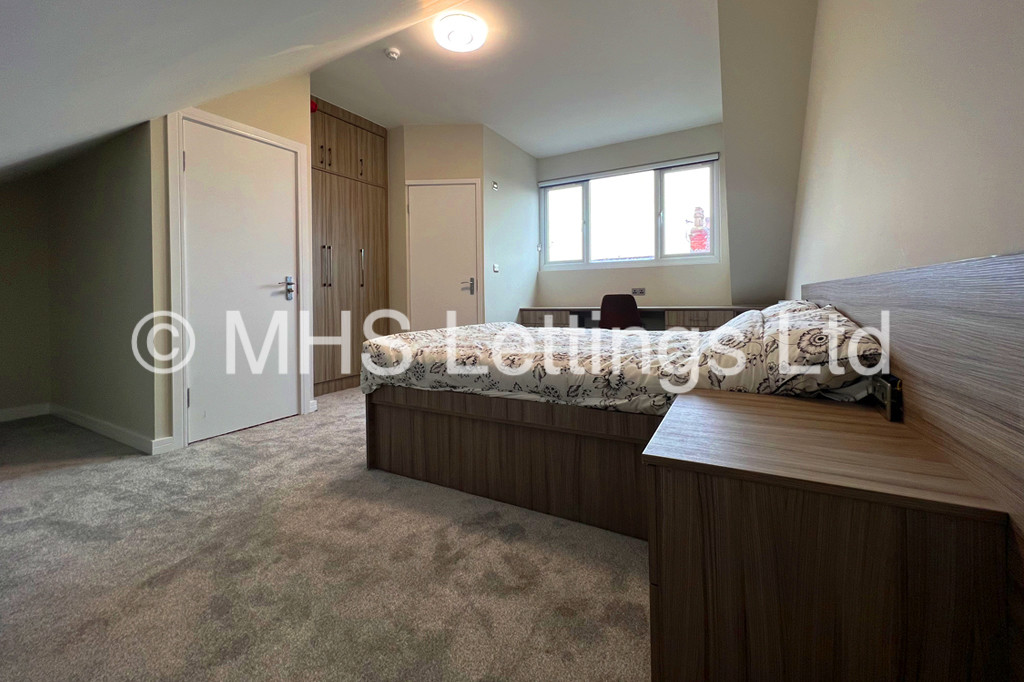 Photo of 4 Bedroom Mid Terraced House in 27 Royal Park Road, Leeds, LS6 1JJ