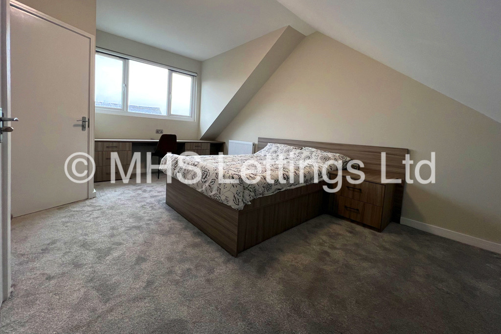 Photo of 4 Bedroom Mid Terraced House in 27 Royal Park Road, Leeds, LS6 1JJ