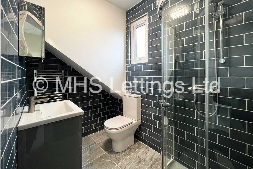 Photo of 4 Bedroom Mid Terraced House in 27 Royal Park Road, Leeds, LS6 1JJ
