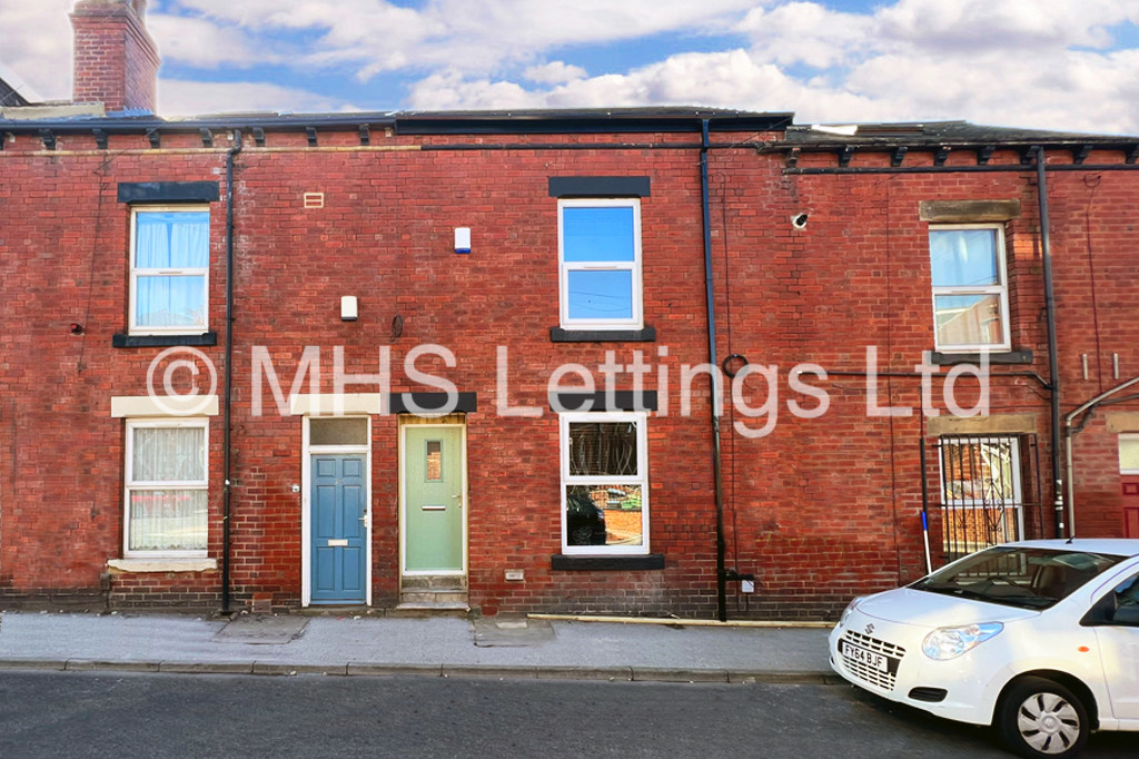 Photo of 4 Bedroom Mid Terraced House in 27 Royal Park Road, Leeds, LS6 1JJ