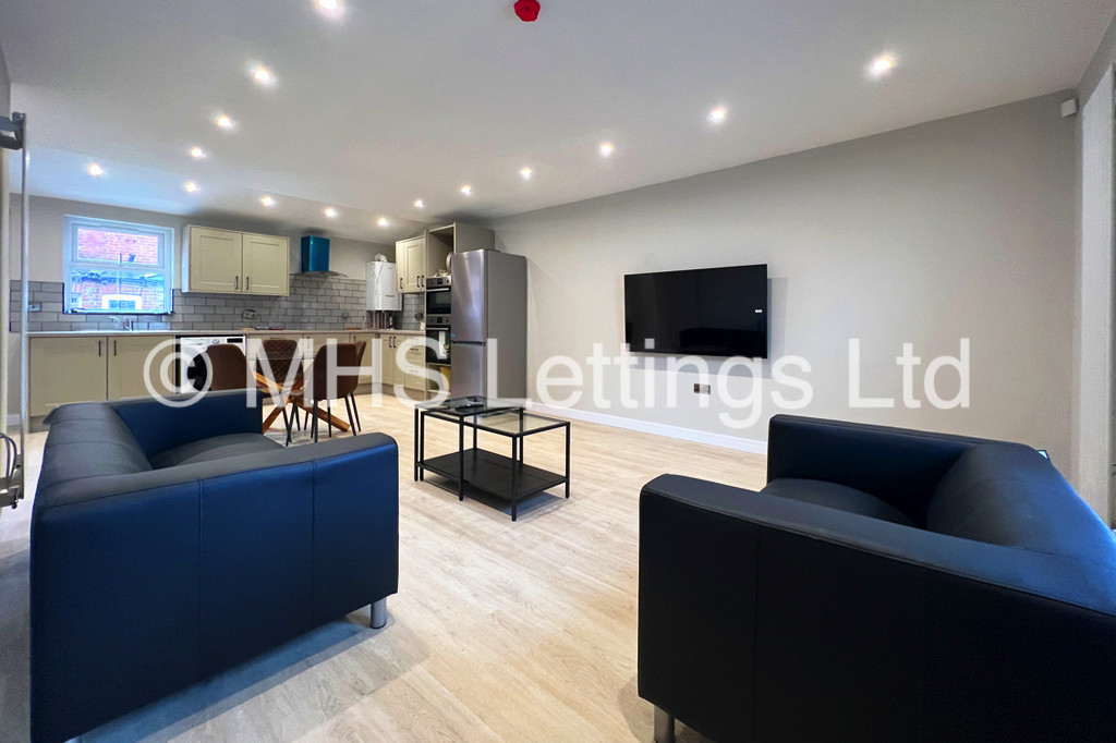 Photo of 4 Bedroom Mid Terraced House in 27 Royal Park Road, Leeds, LS6 1JJ