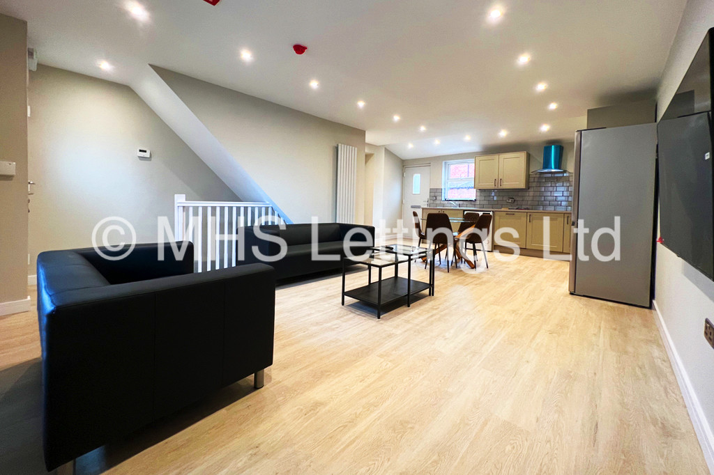 Photo of 4 Bedroom Mid Terraced House in 27 Royal Park Road, Leeds, LS6 1JJ