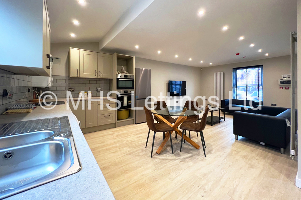 Photo of 4 Bedroom Mid Terraced House in 27 Royal Park Road, Leeds, LS6 1JJ
