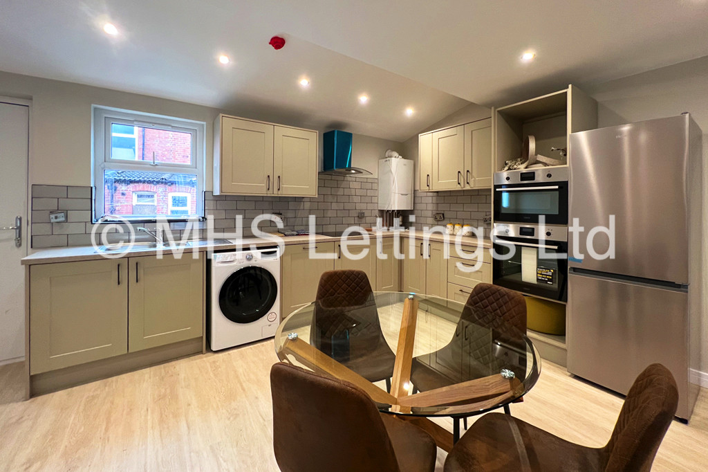 Photo of 4 Bedroom Mid Terraced House in 27 Royal Park Road, Leeds, LS6 1JJ