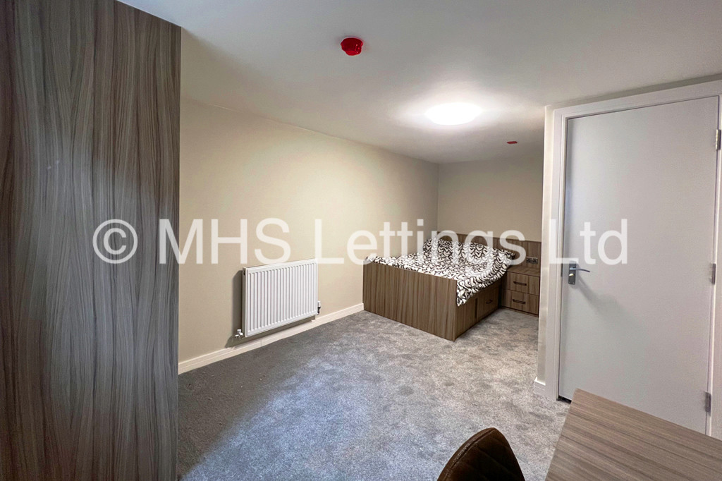 Photo of 4 Bedroom Mid Terraced House in 27 Royal Park Road, Leeds, LS6 1JJ