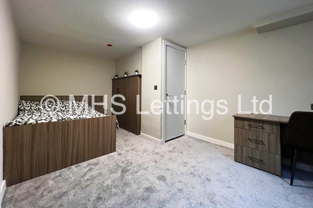 Photo of 4 Bedroom Mid Terraced House in 27 Royal Park Road, Leeds, LS6 1JJ