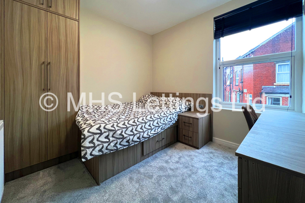 Photo of 4 Bedroom Mid Terraced House in 27 Royal Park Road, Leeds, LS6 1JJ
