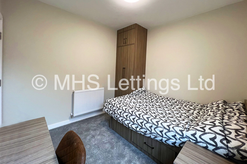 Photo of 4 Bedroom Mid Terraced House in 27 Royal Park Road, Leeds, LS6 1JJ