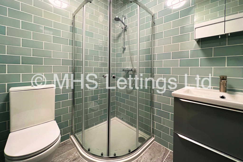 Photo of 4 Bedroom Mid Terraced House in 27 Royal Park Road, Leeds, LS6 1JJ