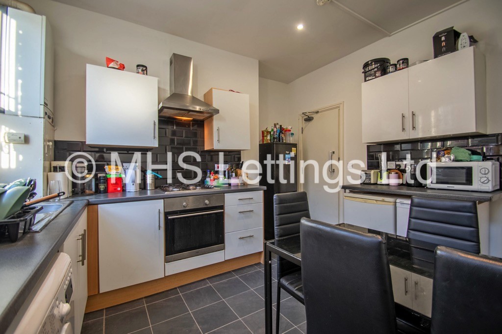 Photo of 5 Bedroom Mid Terraced House in 19 Welton Place, Leeds, LS6 1EW