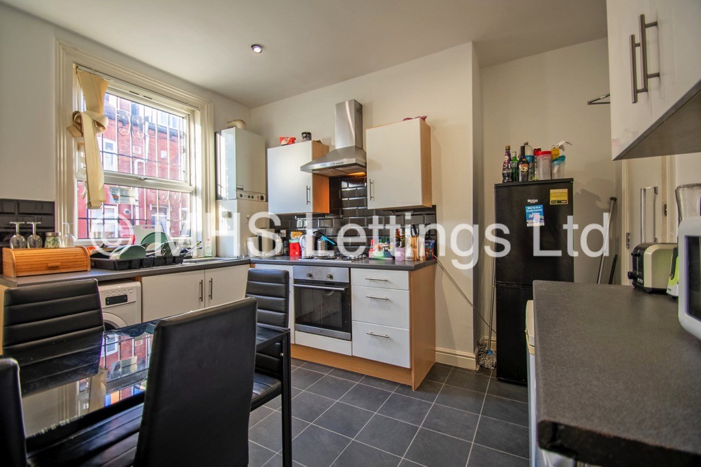 Photo of 5 Bedroom Mid Terraced House in 19 Welton Place, Leeds, LS6 1EW