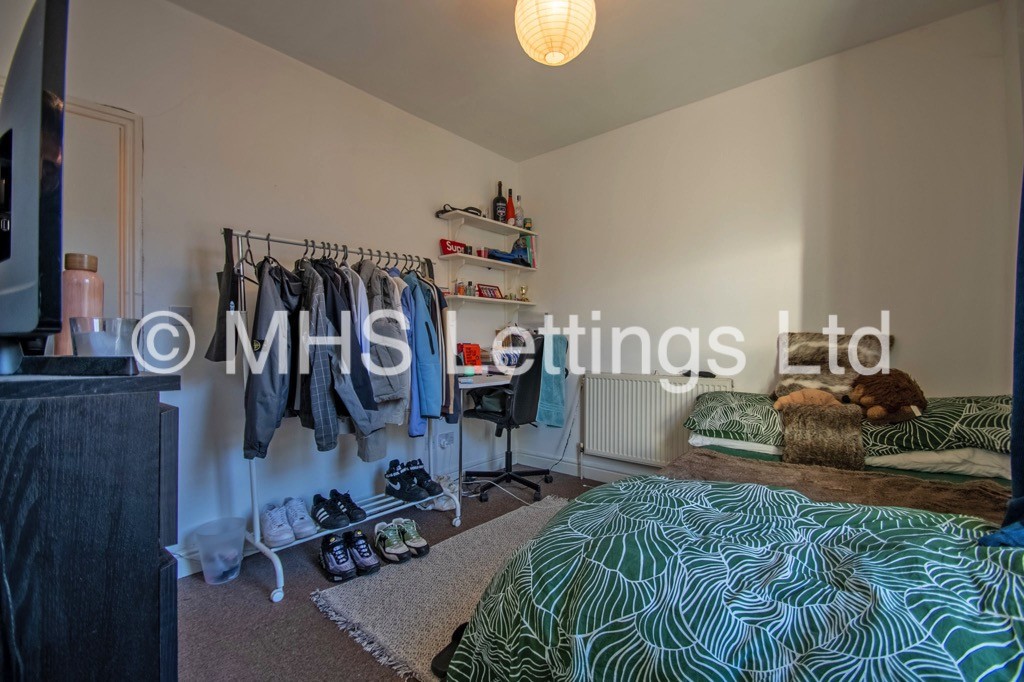Photo of 5 Bedroom Mid Terraced House in 19 Welton Place, Leeds, LS6 1EW