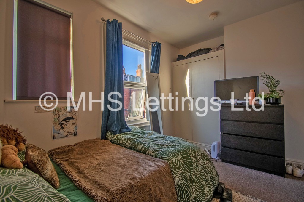 Photo of 5 Bedroom Mid Terraced House in 19 Welton Place, Leeds, LS6 1EW