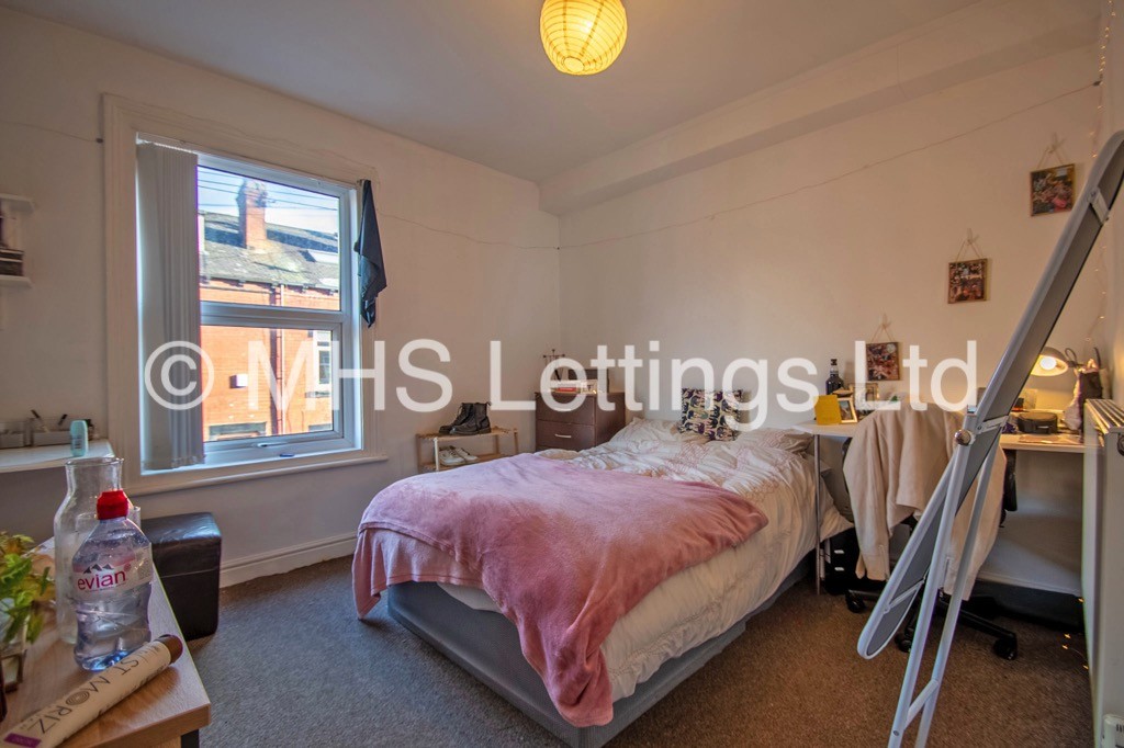Photo of 5 Bedroom Mid Terraced House in 19 Welton Place, Leeds, LS6 1EW