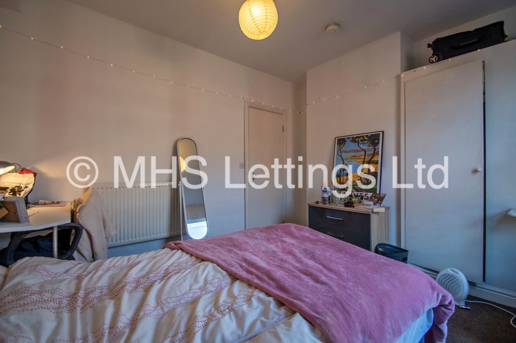 Photo of 5 Bedroom Mid Terraced House in 19 Welton Place, Leeds, LS6 1EW