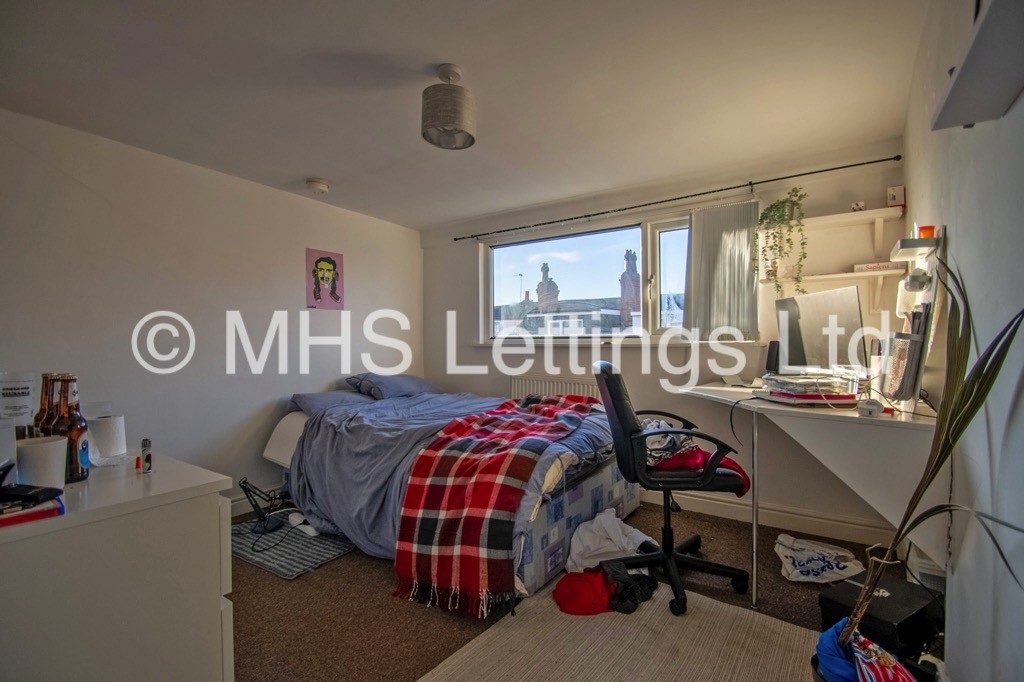 Photo of 5 Bedroom Mid Terraced House in 19 Welton Place, Leeds, LS6 1EW