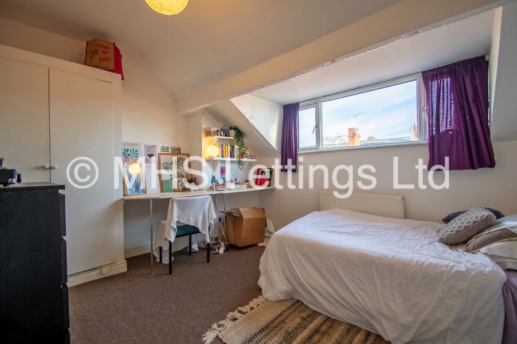 Photo of 5 Bedroom Mid Terraced House in 19 Welton Place, Leeds, LS6 1EW