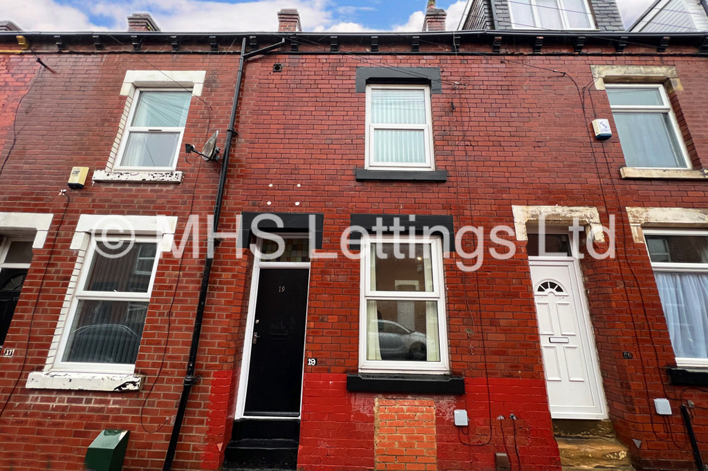 Photo of 5 Bedroom Mid Terraced House in 19 Welton Place, Leeds, LS6 1EW