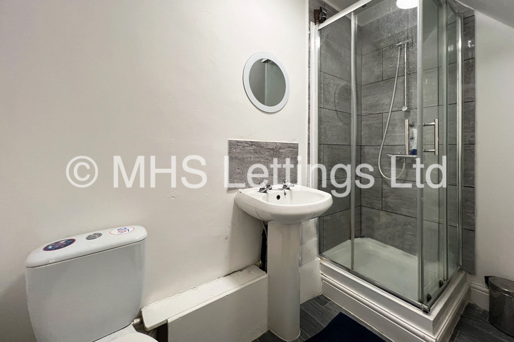Photo of 5 Bedroom Mid Terraced House in 19 Welton Place, Leeds, LS6 1EW