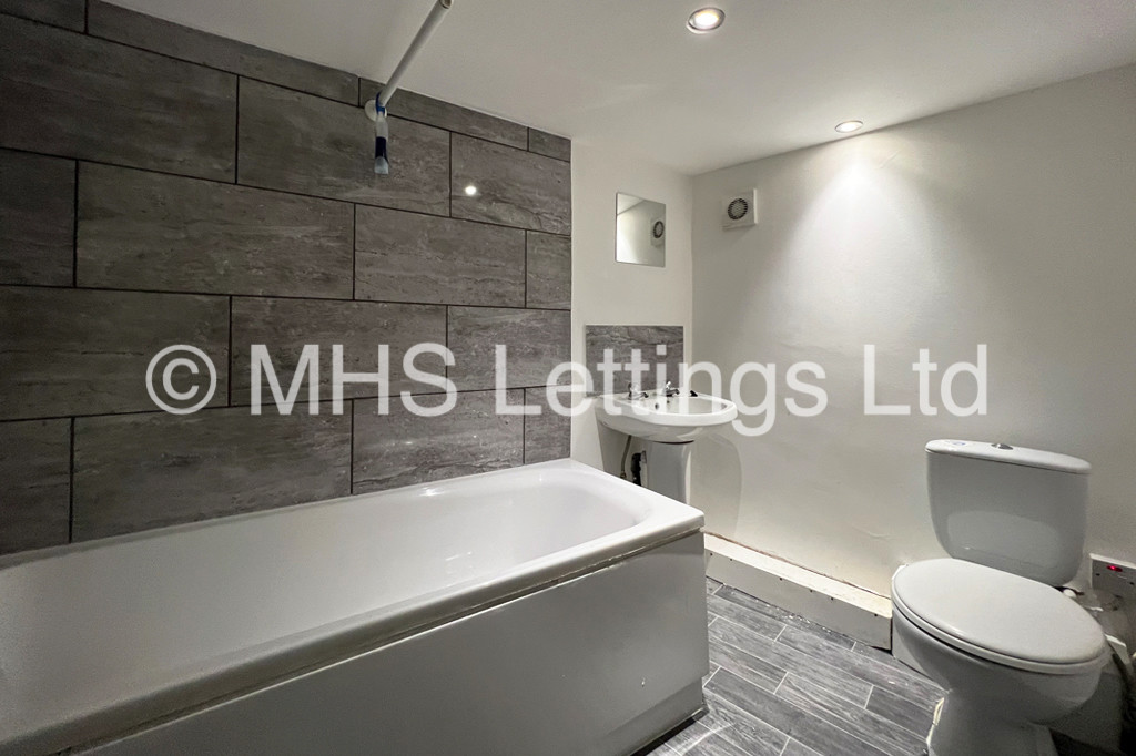 Photo of 5 Bedroom Mid Terraced House in 19 Welton Place, Leeds, LS6 1EW