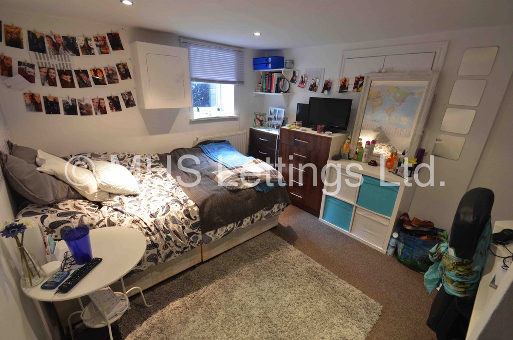 Photo of 5 Bedroom Mid Terraced House in 19 Welton Place, Leeds, LS6 1EW