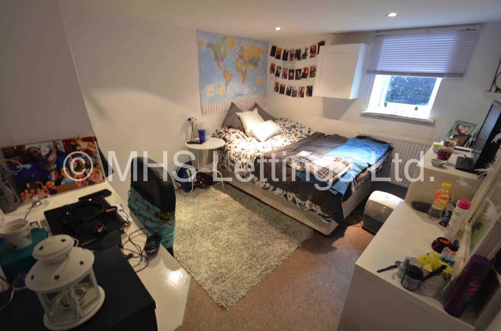 Photo of 5 Bedroom Mid Terraced House in 19 Welton Place, Leeds, LS6 1EW